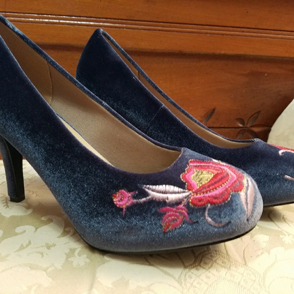 NIB Forever grey flowered pumps, "Riley" model